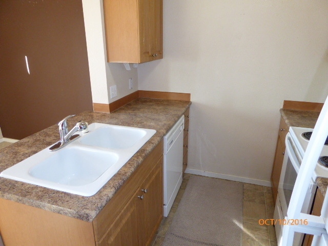Building Photo - Charming 2 Bed 2 Bath Condo in Factoria