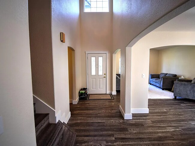 Building Photo - Welcome Home! This beautiful and spacious home