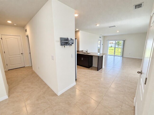 Building Photo - 1713 Southfork Dr