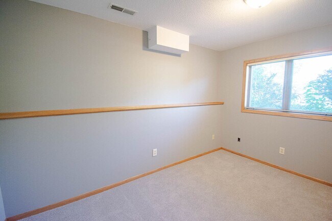 Building Photo - Pristine, Bright, and Move-In Ready in SW Rochester!