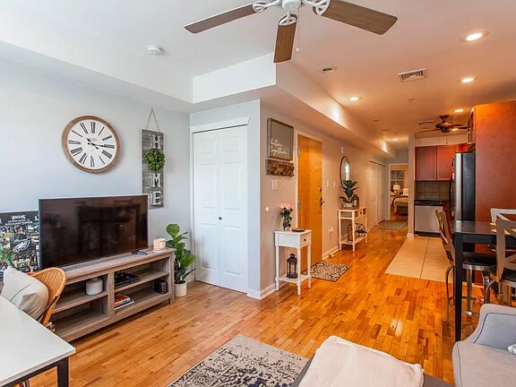 Building Photo - 218 Market St