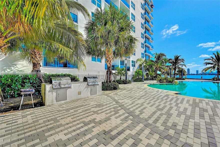 Building Photo - 7501 E Treasure Dr