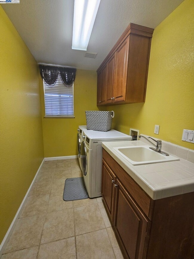 Building Photo - 1428 Legend Ln