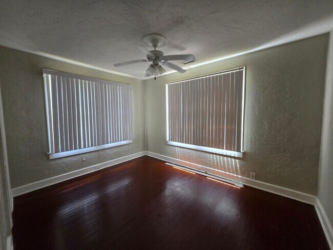 Building Photo - AVAILABLE NOW - Charming 3 Bed / 2 Bath Ho...