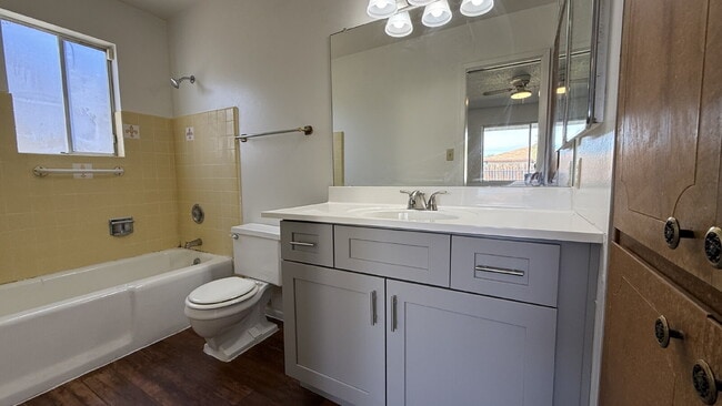 Building Photo - "Charming 2-Bed, 2-Bath Oasis in Phoenix -...