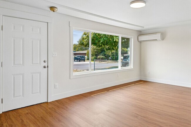 Building Photo - 131 E 70th St