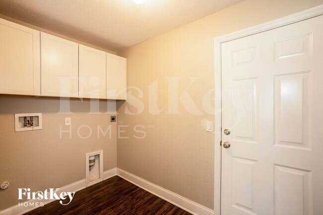 Building Photo - 4633 Fernway Dr