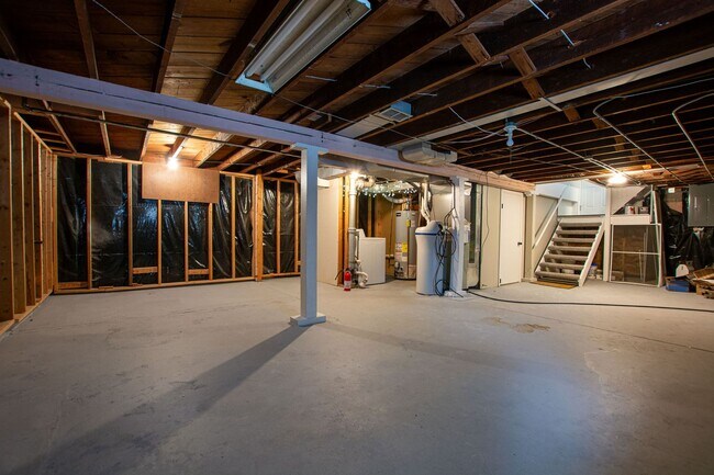 Building Photo - 3 Bedroom / 2 Bath Home with Garage off 45th and Leavenworth!