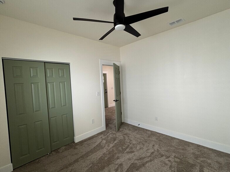 2nd Bedroom - 2921 Decatur St