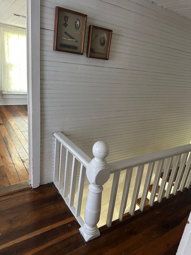 Building Photo - 4 Bedroom, 2 Bath farm house out in the Country.