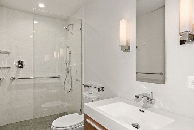 Building Photo - Available Now! 4 Bedroom  3.5  Bathroom Townhouse //Woodley Park// Garage, Driveway & 3 Levels of...