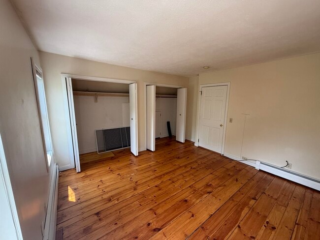 Building Photo - 664 Maple St