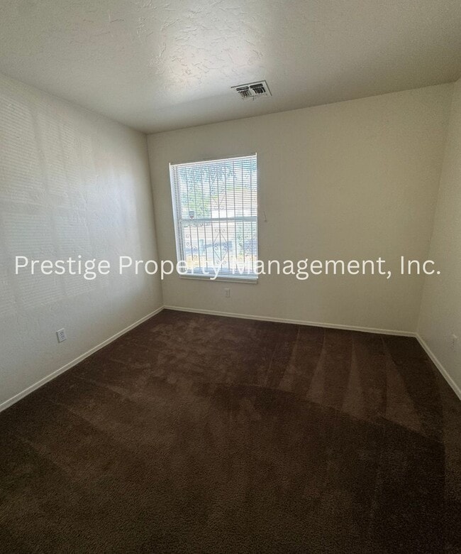 Building Photo - Cozy East Side Home W/ a Den