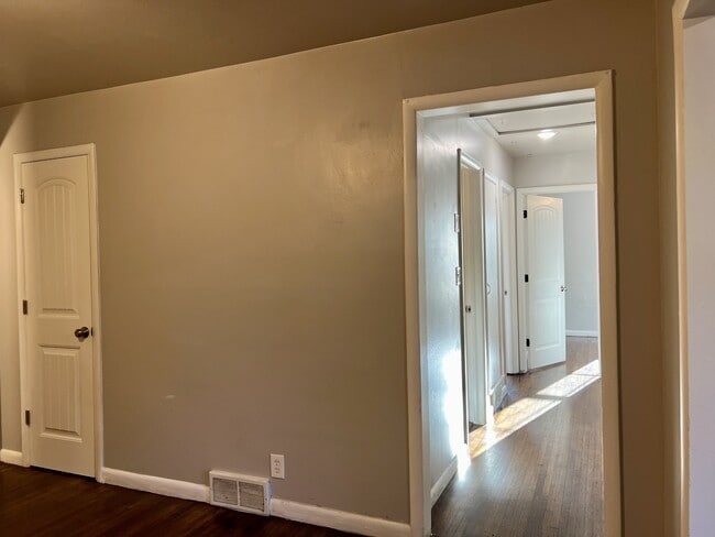 Building Photo - 107 N Gillette Ave