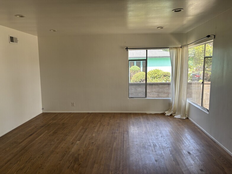 Building Photo - 366 E Hillsdale St
