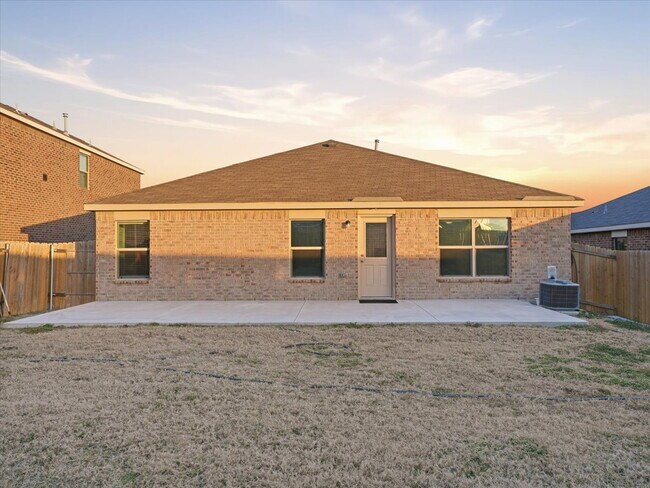 Building Photo - "Charming 3-Bed Oasis with 2 Full Baths in Heath - 1244 Sq Ft of Comfort with Washer/Dryer Includ...