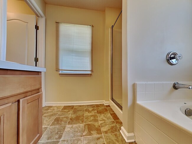 Building Photo - Spacious 4/2 with Fenced Yard