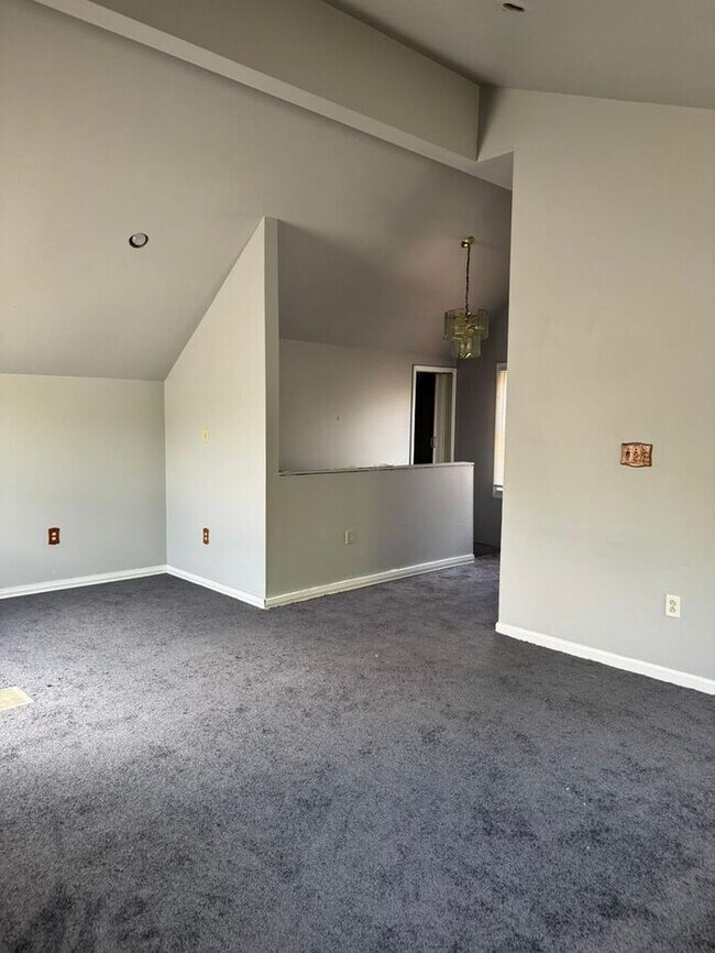 Building Photo - Detached Garage- 2 bathrooms - Section 8 Accepted !