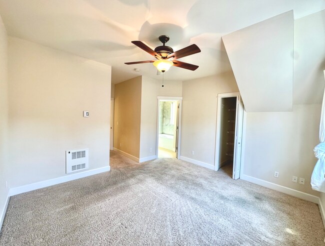 Building Photo - Spacious 3bed/3.5bath Townhome in West Sea...