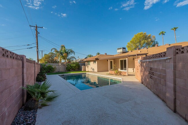 Building Photo - BEAUTIFUL SOUTH SCOTTSDALE - CORNER LOT & ...