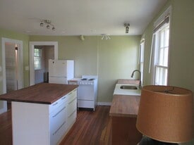 Building Photo - 161 College St