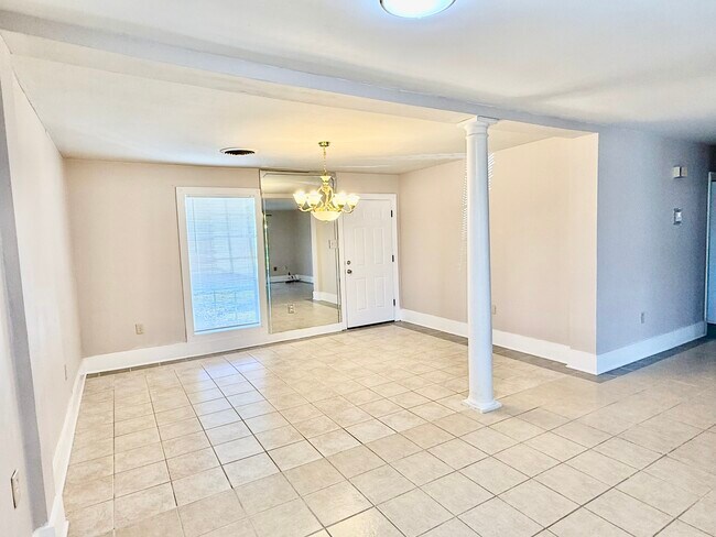 Building Photo - 2946 Madeira Dr