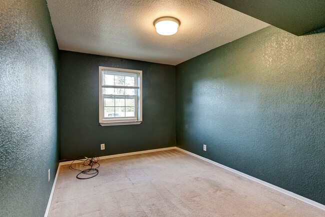 Building Photo - Charming 2-Bedroom Home with Bonus Room Ne...