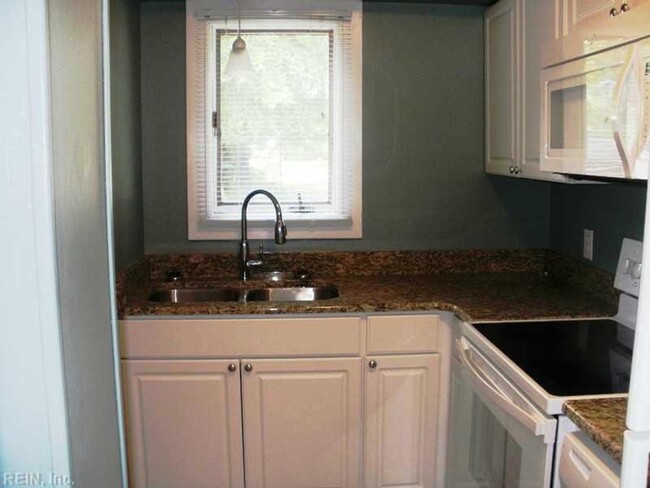 Building Photo - 2 BED / 1.5 BATH CONDO