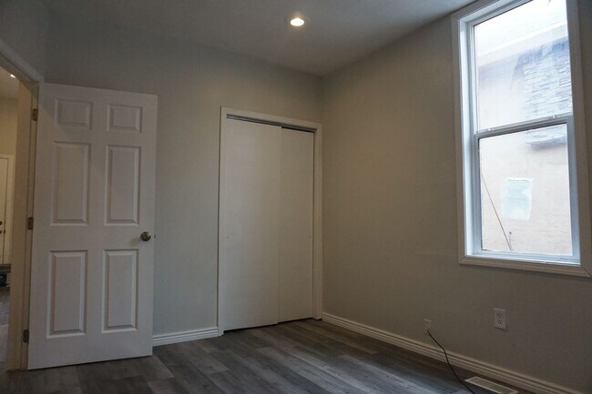 Building Photo - 968 W 500 S