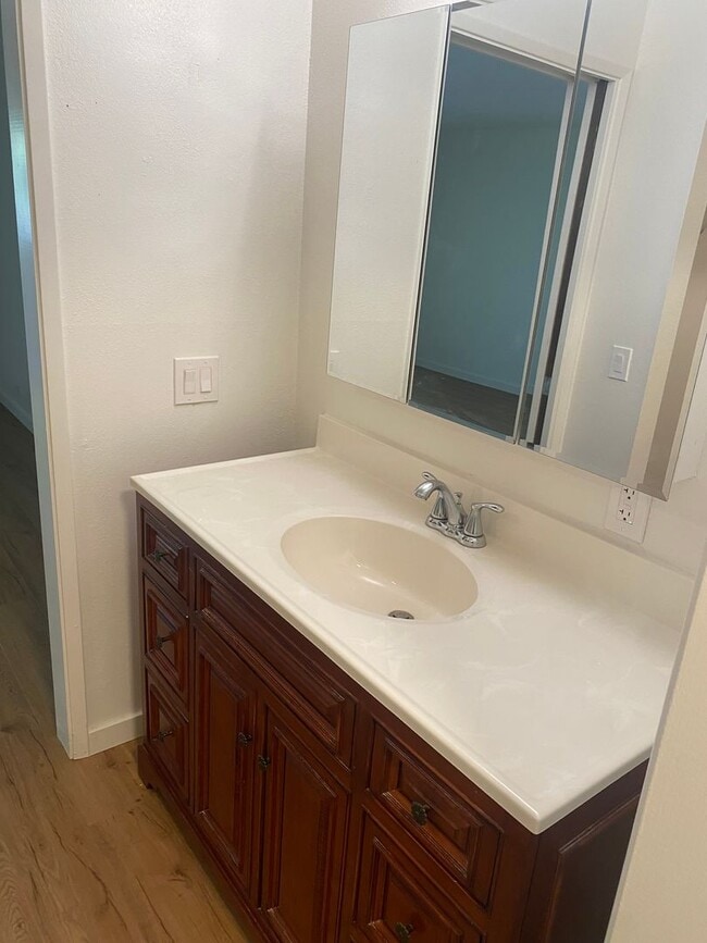 Building Photo - **Newly Remodeled and Updated 2 Bedroom/ 1...