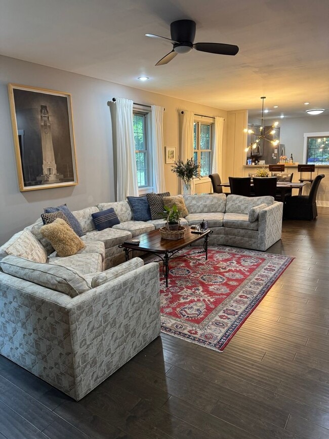Building Photo - Charming 3 Bed 2.5 Bath Furnished Cottage ...