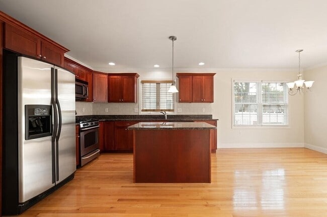 Building Photo - 22 School St