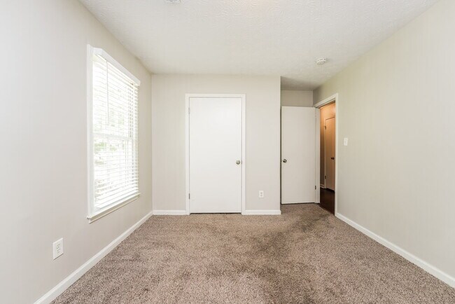 Building Photo - 465 Rosehill Dr