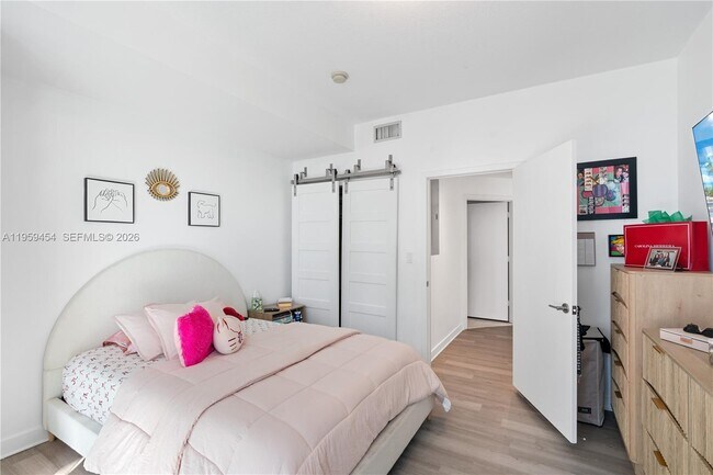 Building Photo - 1111 SW 1st Ave