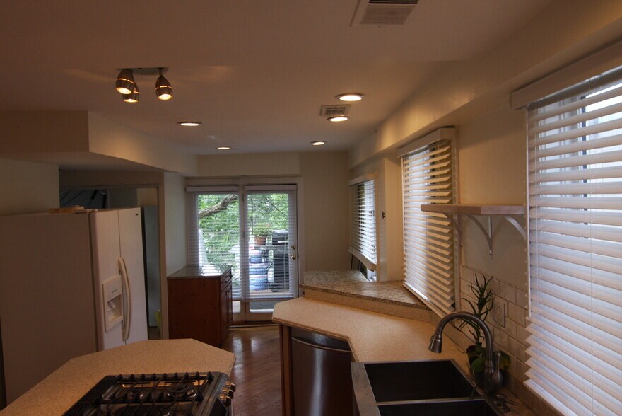 Building Photo - 1142 W Wolfram St