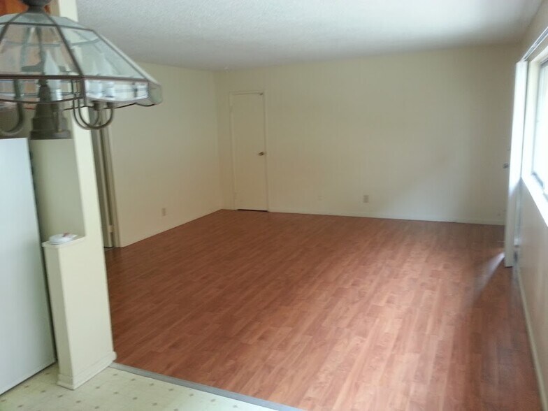 Spacious living room with coat closet - 621 N 4th St