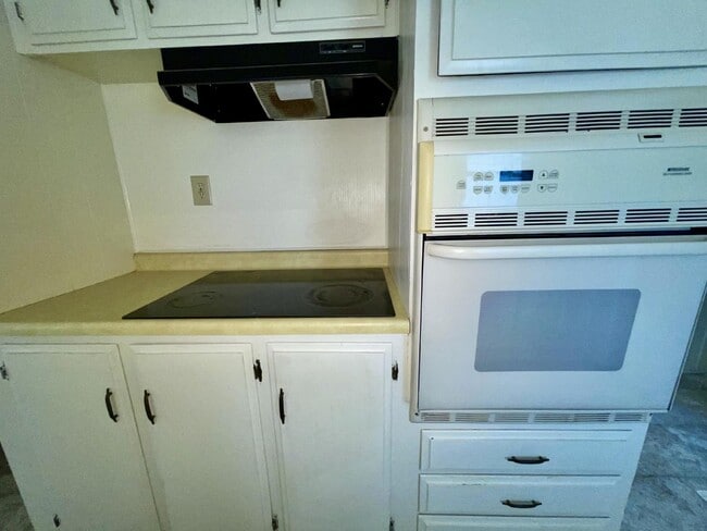 Building Photo - 2 bed 2 bath close to the river.