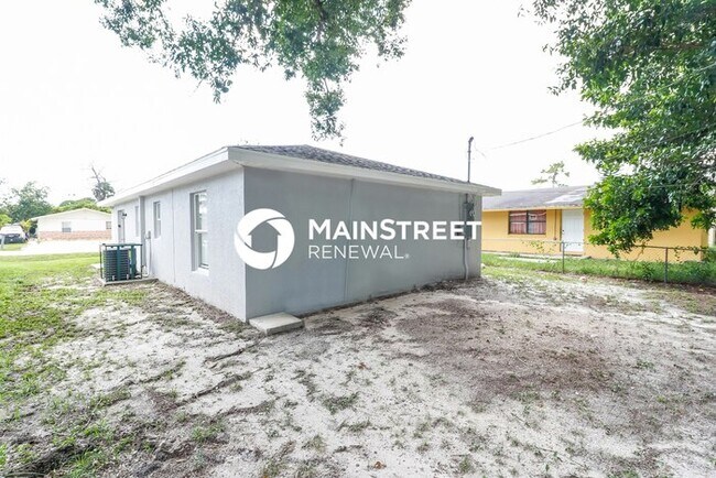 Building Photo - 3 Bedroom Pet-Friendly Home in Fort Myers, FL with Main Street Renewal