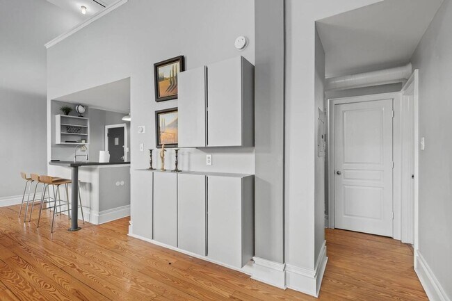 Building Photo - 404 N Laurel Ave