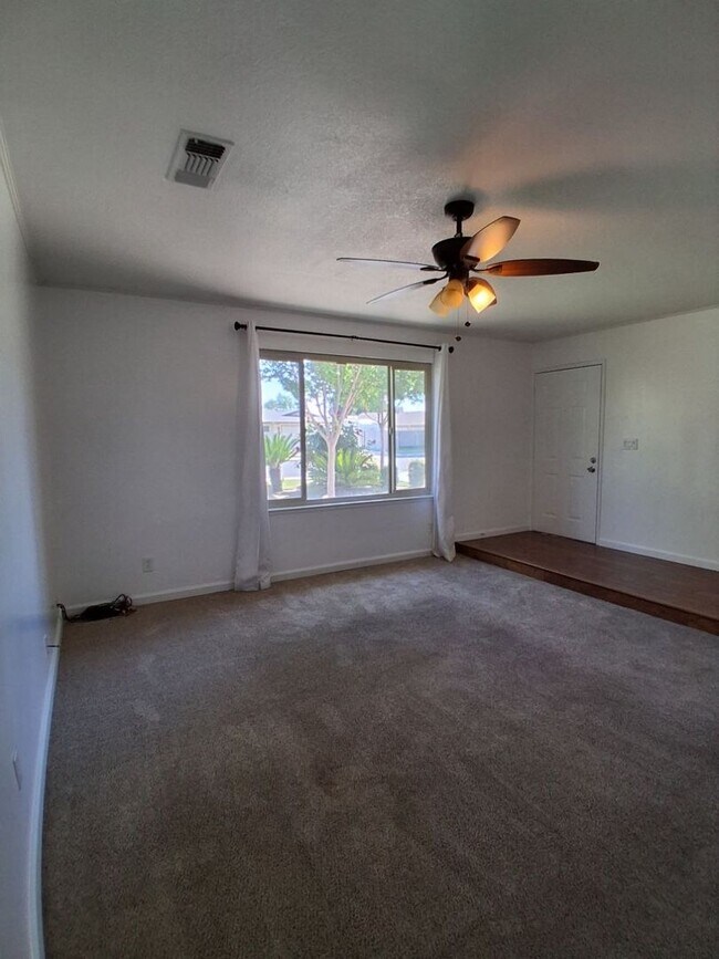 Building Photo - Updated Single-Story 3BR Home with Spacious Living Areas & Convenient Location!