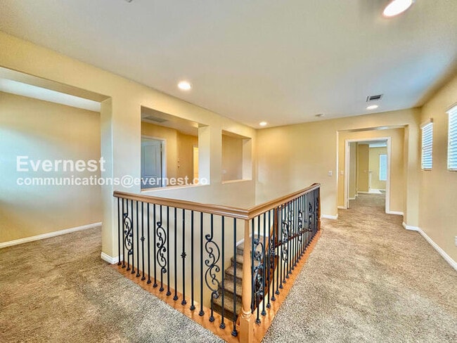 Building Photo - 5 Bed/3.5 Bath Home with Garage / Vouchers Accepted / Available Now!