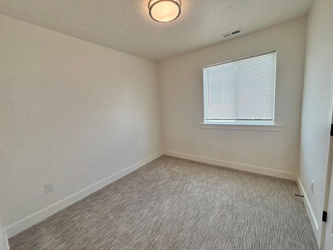 Building Photo - BRAND NEW TOWN HOME READY TO MOVE IN