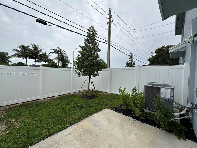 Building Photo - 389 10th Ct