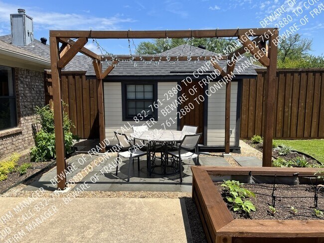 Building Photo - 645 Thompson Dr