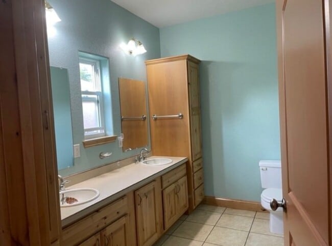 Building Photo - Bauer Rentals - 245 N. DAVIS ST