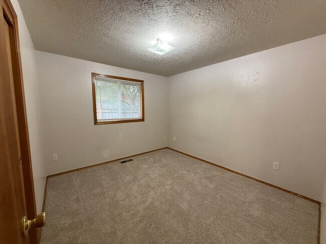 Building Photo - 3 Bedroom 1.5 Bath Home Fenced Yard, Shed ...