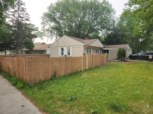 Building Photo - 3 Bdr Large Single Family House in a Nice ...