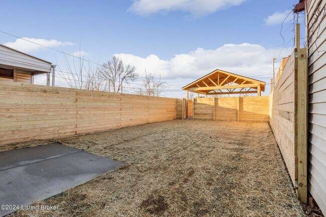 Building Photo - Home in Germantown for Rent - Carport, Fenced Back Yard!