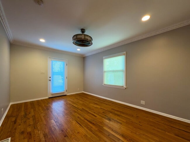 Building Photo - 10428 Riverside Dr