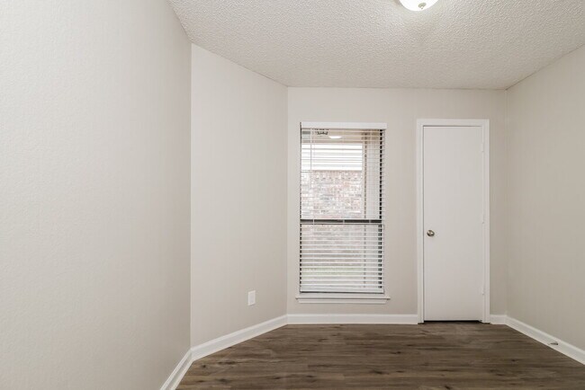 Building Photo - 1221 Settlers Way